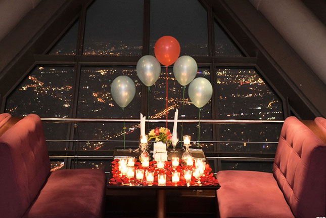 مراسم تولد در رستوران گردان برج میلاد تهران